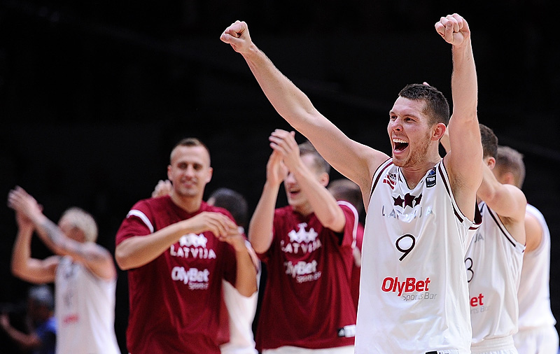 Dairis Bertans, Letlands bedste spiller ved EM fejrer sejren over Slovenien - Foto: FIBA - Ciamillo Castoria - Marchi Dairis Bertans, Letlands bedste spiller ved EM fejrer sejren over Slovenien - Foto: FIBA - Ciamillo Castoria - Marchi