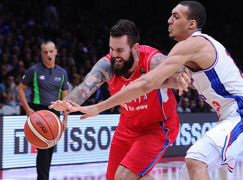 Endnu en gang havde Serbien store problemer under kurven, denne gang pga. Rudy Gobert - Foto: FIBA - Ciamillo Castoria - Marchi