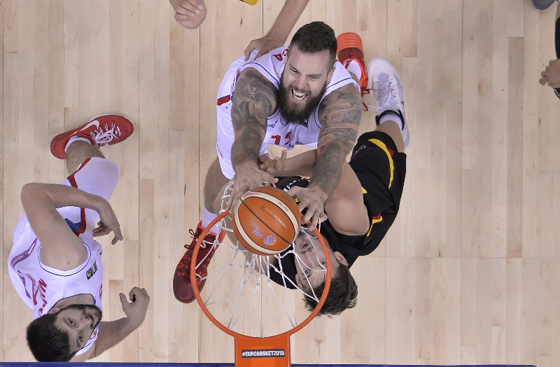 Serbien kunne godt bruge endnu en stor præstation af Miroslav Raduljica - Foto: FIBA - Ciamillo Castoria - Morgano Serbien kunne godt bruge endnu en stor præstation af Miroslav Raduljica - Foto: FIBA - Ciamillo Castoria - Morgano