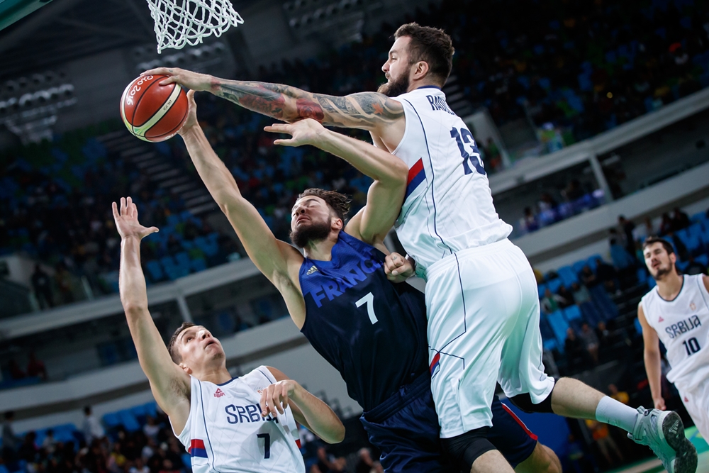 Miroslav Raduljica - Serbien - Joffrey Lauvergne - Frankrig - OL 2016 - FIBA.com
