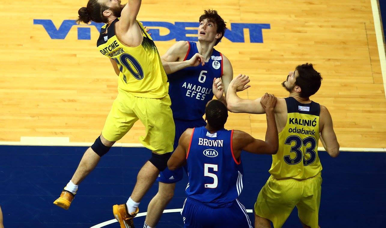cedi-osman-derrick-brown-anadolu-efes-fenerbahce-org