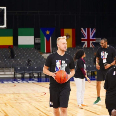 Alex Sarama ses her træne på en camp i Afrika med NBA.