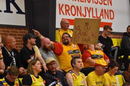 Henrik hjælper også til, hvis modstanderen har problemer med at ramme kurven. Foto: MJ Foto
